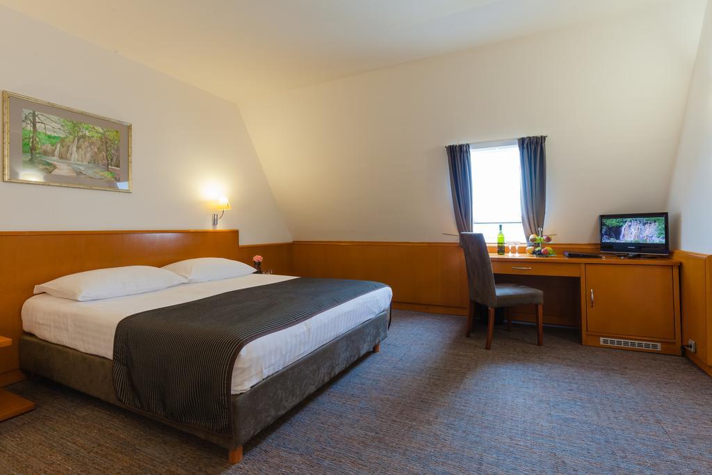 Hotel Grabovac พลิตวิชกา เยเซรา ภายนอก รูปภาพ